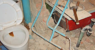 Профессиональный демонтаж перегородки ванной и туалета в Новодвинске - от 571 рублей